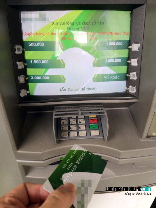 Thẻ ghi nợ Vietcombank có rút tiền được không