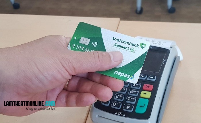Thẻ ghi nợ Vietcombank có rút tiền được không